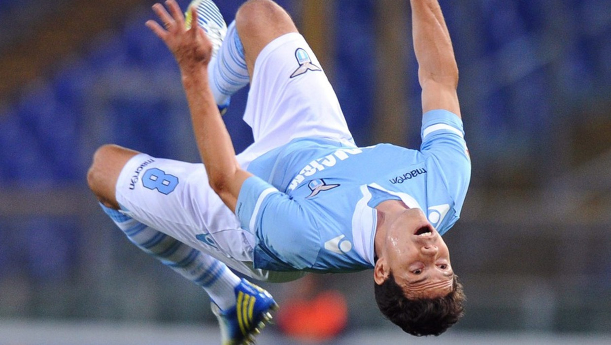 Hernanes viert zijn treffer met een salto. Beeld epa
