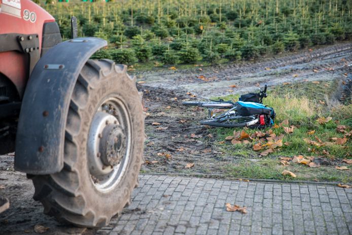 Een fietsster is maandagmiddag door een tractor aangereden op de Plantagebaan in Wouwse Plantage.