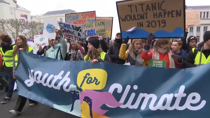 De derde klimaatmars van Youth for Climate in Brussel is een succes. Circa 32.000 spijbelende jongeren trokken door de straten van Brussel om een ambitieuzer Belgisch klimaatbeleid te eisen.