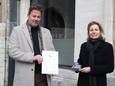 Archiefbeeld van algemeen directeur van Stad Mechelen Erik Laga en schepen van Personeel Greet Geypen met het certificaat ‘Baanbrekende Werkgever ’22’ .