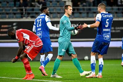 Roef pakt derde penalty in vier dagen en schenkt Gent, dat drie keer scoorde in zeven minuten, volle buit tegen Standard