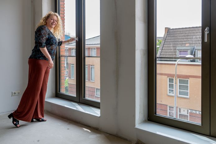 Huurder Birgit Barten toont vol trots haar nieuwe appartement in complex Amadeiro.