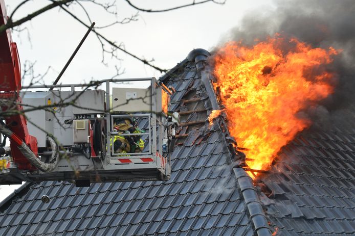 Brand in gebouw met zwembad in Prinsenbeek.