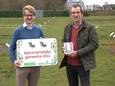 Milieuschepen Brecht Warnez en schepen van Groenonderhoud en Landbouw Hedwig Kerckhove op het bloemzaadwinningsperceel in Zwevezele.