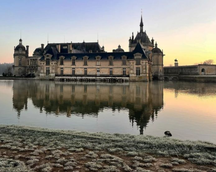 Het Kasteel van Chantilly, gelegen vlak naast het hotel.