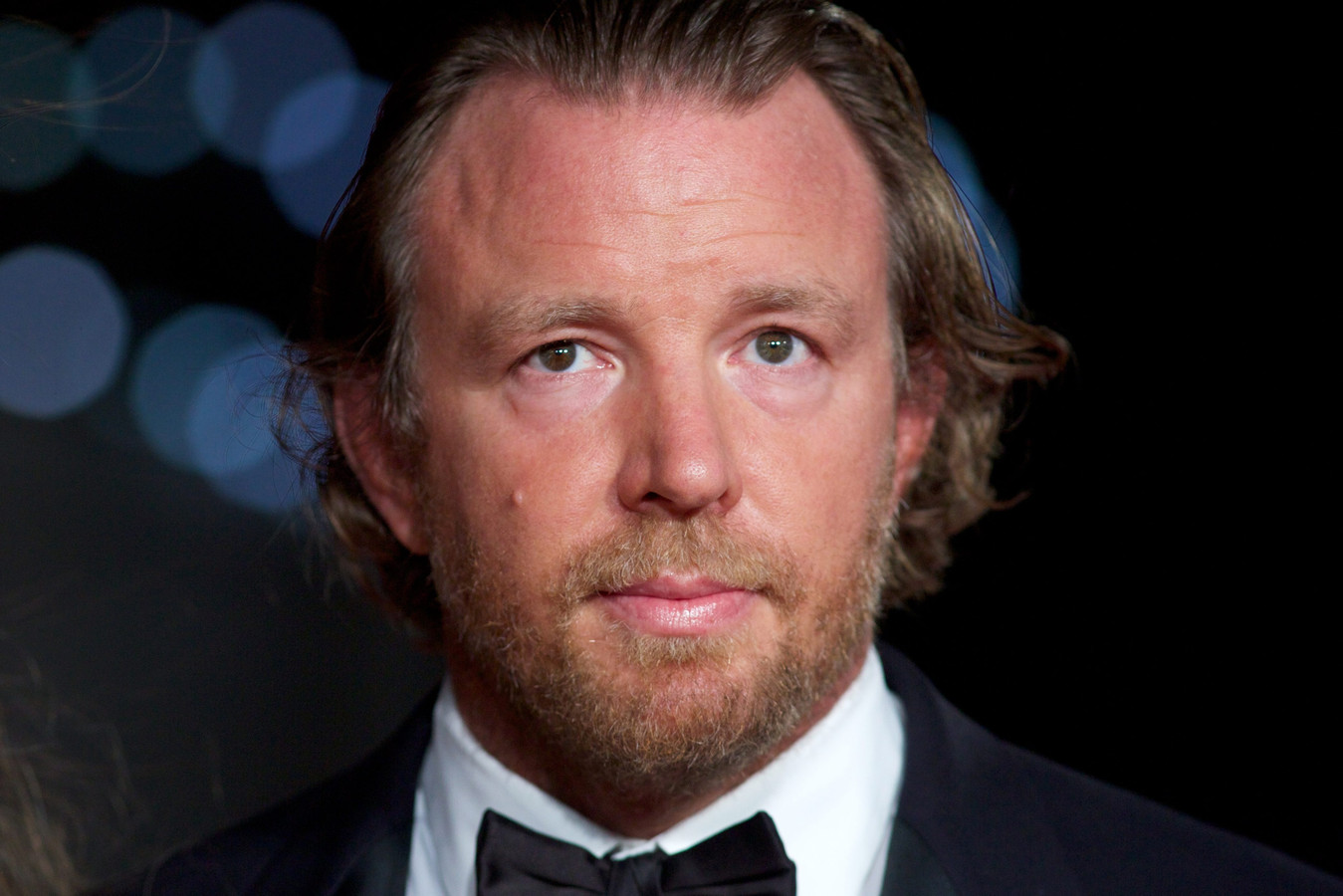 Rijverbod voor Guy Ritchie na sms’en achter het stuur | Foto | bd.nl