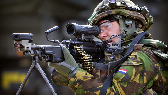 Kogeltekort Nederlandse Soldaat Moet Pang Zeggen Binnenland Ad Nl [ 392 x 694 Pixel ]