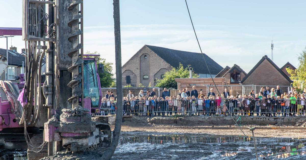 Eerste paal langverwachte en veelbesproken nieuwe gebouw Julianaschool in Krabbendijke - Provinciale