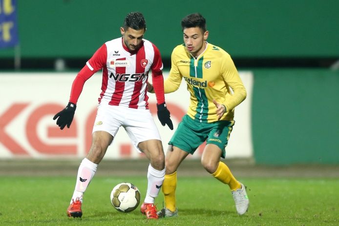 Fatih Kamaci (FC Oss) schermt de bal af voor Dennis Dengering (Fortuna Sittard)