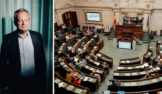 Hondjes in het halfrond die rondjes draaien en hun eigen staart proberen te vangen