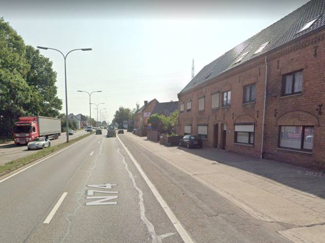 Wagen krijgt klapband, kantelt en neemt voetgangster (34) mee: vrouw kritiek naar ziekenhuis