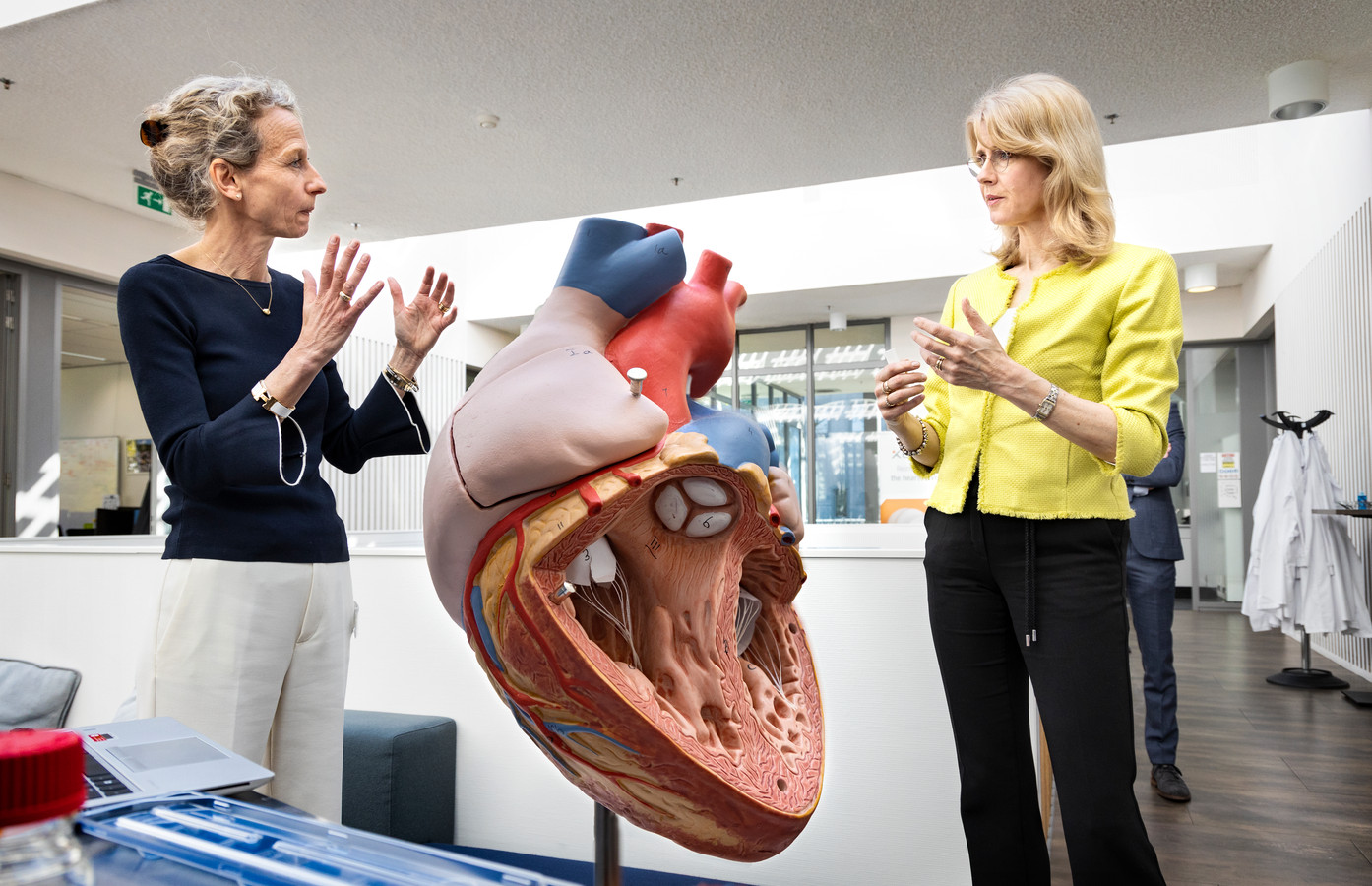 Mona Keijzer (rechts) bezoekt technologiebedrijf Xeltis, waar CEO Eliane Schutte (links) haar rondleidt door het bedrijf dat regeneratieve hartkleppen maakt.