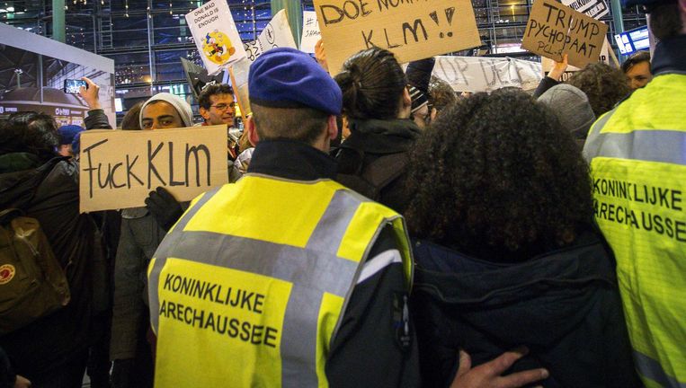 Demonstranten voeren op Schiphol actie tegen het besluit van president Donald Trump om vluchtelingen en inwoners van zeven landen niet meer toe te laten in de VS. Beeld ANP