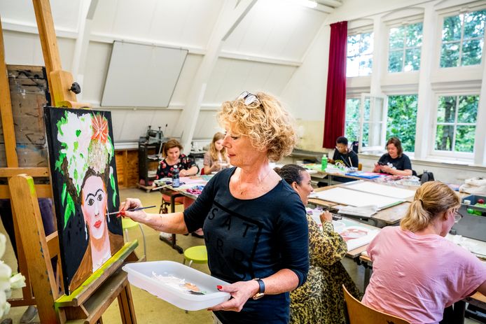 Marleen van de Merwe uit Alphen bij haar portret van Frida Kahlo.