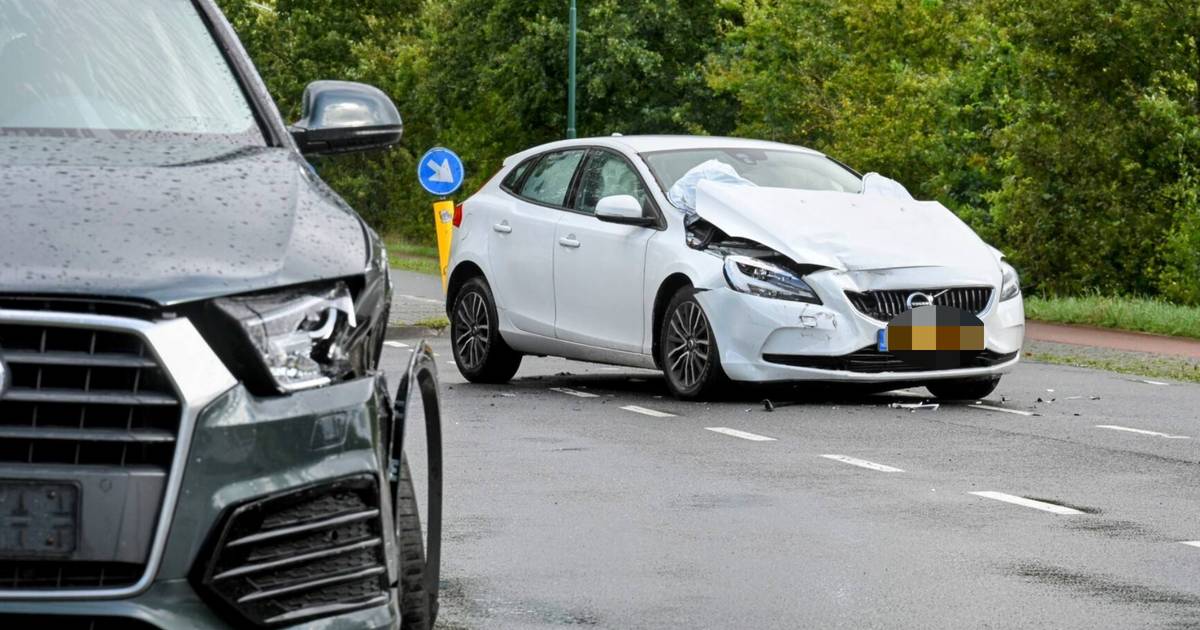 Twee auto's fors beschadigd bij botsing in Bavel