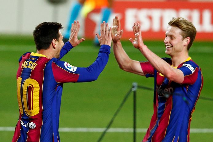 Lionel Messi (l) and Frenkie de Jong.