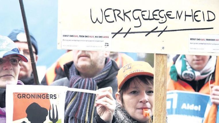 Werknemers van Aldel protesteren bij de Tweede Kamer tegen de sluiting van de failliete aluminiumsmelter in Delfzijl. Beeld anp