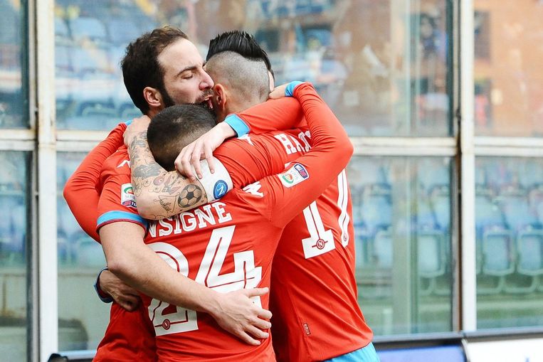 Spelers van Napoli juichen na een doelpunt Beeld photo_news