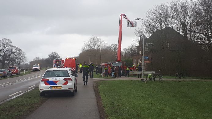 Hulpdiensten bij het pand in Angerlo.