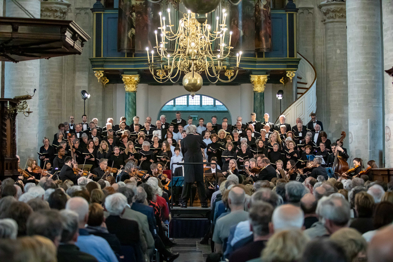 Eindelijk kan een volle Grote Kerk genieten van de Matthäus Passion Foto bndestem.nl