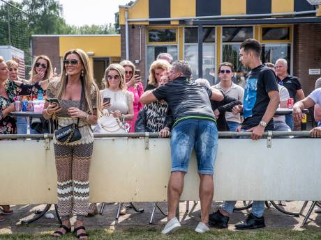 
Ten dode opgeschreven HVV gewoon weer kampioen; ’platte kar niet voor niets laten komen’