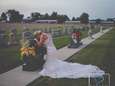 Kippenvel: brandweerman sterft, bruid neemt in trouwkleed afscheid aan zijn zerk