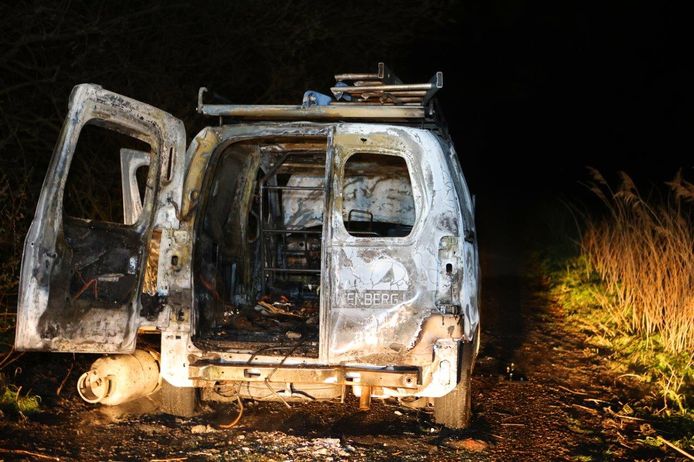 De bestelwagen ging in vlammen op donderdagavond in Vinkel