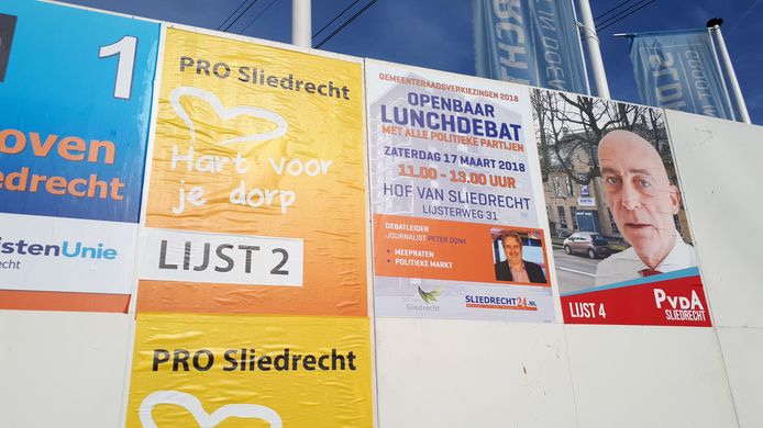 De aankondigingsposters voor het debat zijn op de aanplakborden voor de verkiezingen geplakt.