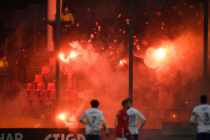 Vitessesupporters steken vuurwerk af in het stadion van FC Utrecht.