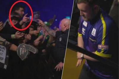 Even schrik en wat pijn voor winnende Luke Littler in Belfast: fan grijpt zijn gooihand vast en krijgt ervan langs