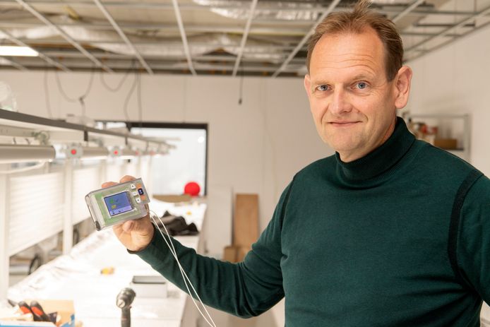Robin Koops laat in zijn Inreda AP, een kunstmatige alvleesklier, zien.