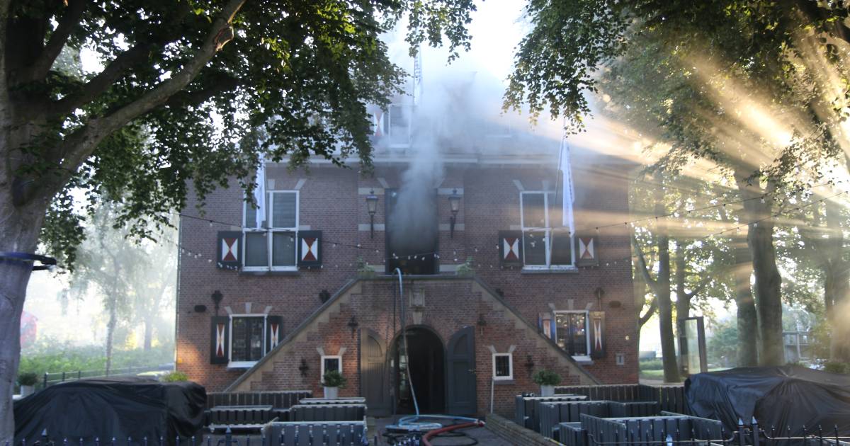 Brand in het monumentale oude gemeentehuis in Oostvoorne onder controle