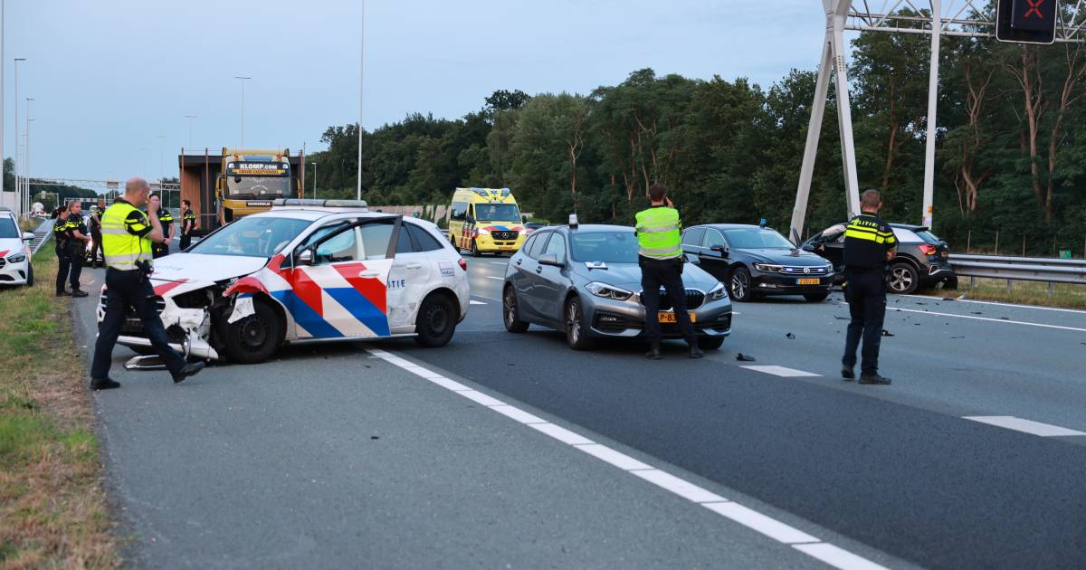 Snelweg bij Driebergen dicht na ongeval met gewonden: politie met 12 auto’s achter inbrekers aan.