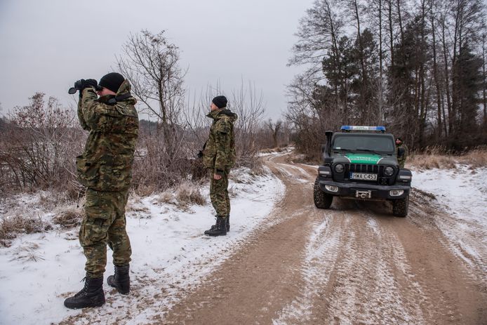 Poolse grenswachten patrouilleren langs de grens met Wit-Rusland.