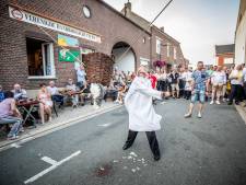Al sinds de middeleeuwen slaan ongehuwde vrouwen uit Zussen elk jaar de kop van een gestolen haan af: “Het is controversieel, ja, maar we laten onze folklore niet zomaar los”