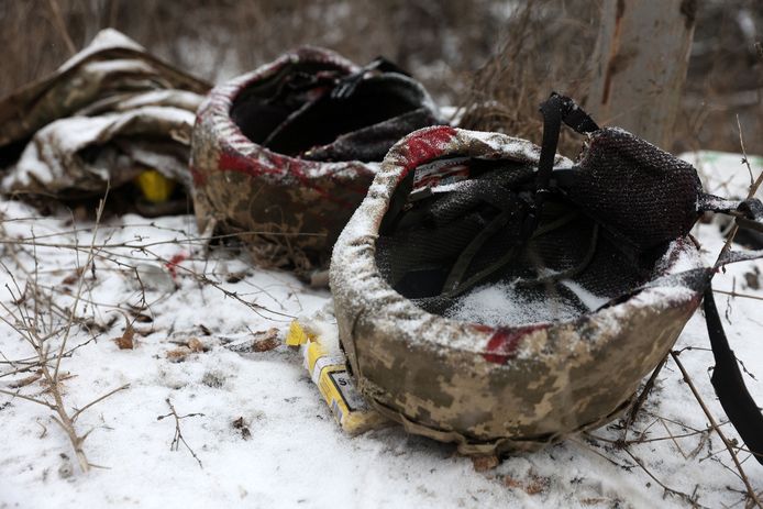 Bebloede helmen van Oekraïense soldaten te zien langs een weg niet ver van Soledar. Beeld van 14 januari.