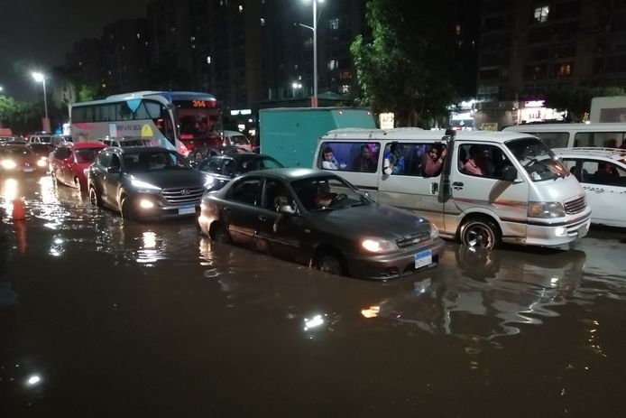 Overstroomde wegen en straten vol modder in Caïro.