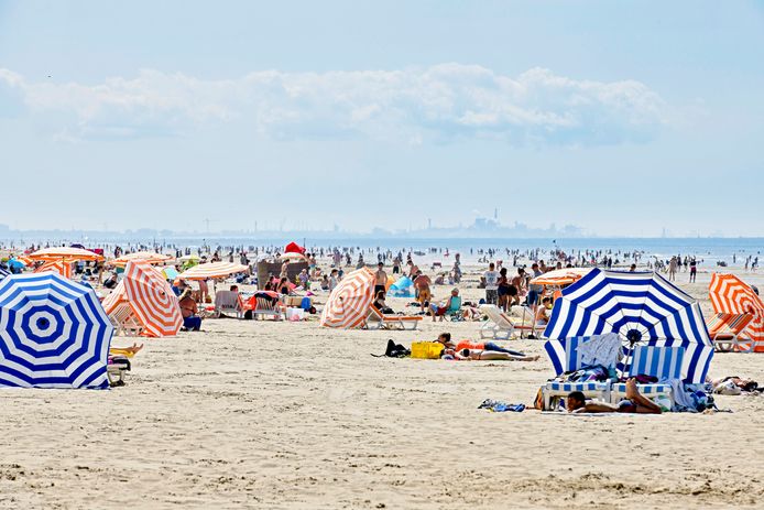 Op een zomerse topdag zien kustgemeenten  hun bevolking verviervoudigen (picture by Florian Van Eenoo/Photonews