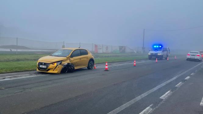 Bestelwagen en auto botsen in de mist op Beversesteenweg in Roeselare