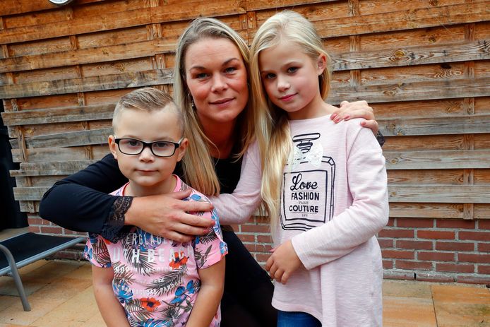 Yvette van Maurik met de 6-jarige Djano en de 8-jarige Naomi.