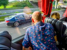 Politie betrapt vanuit touringcar tientallen bestuurders die met telefoon in de hand bellen
