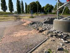 Puinzooi op Raadhuisplein Wijhe: muurtje aan diggelen, stenen liggen meters verderop