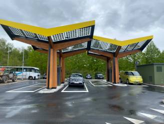 Snellaadstation voor elektrische wagens geopend op carpoolparking in Jabbeke: "Goed voor vier laadplaatsen”