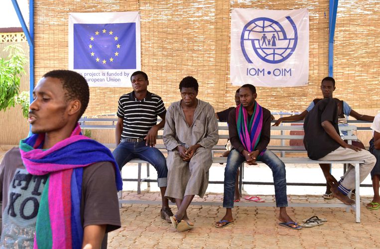 West Afrikaanse migranten en vluchtelingen zijn teruggekeerd uit Libië nadat ze door gewapende groepen zijn achtervolgd en het is mislukt om de Middellandse Zee over te varen richting Europa. Beeld ANP