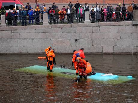 Bus valt in rivier in Sint Petersburg: drie doden