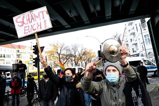 De meeste demonstranten droegen een mondmasker. 