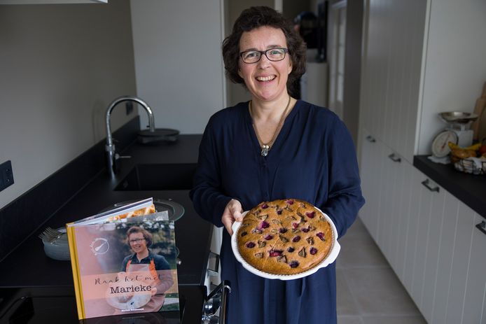 Marieke Kwakernaak met haar kookboek.