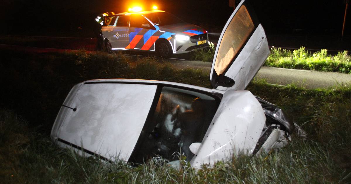 Auto in de sloot bij nachtelijk ongeluk Holten: chauffeur gewond.
