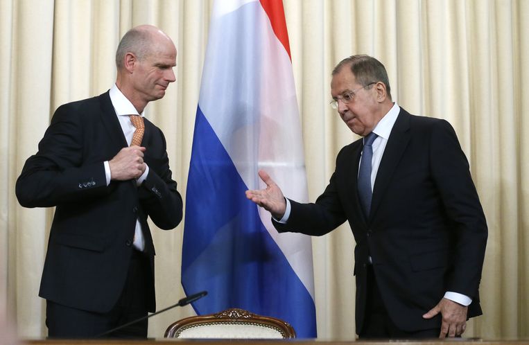 De Nederlandse minister van Buitenlandse Zaken Stef Blok (links) en de Russische minister van Buitenlandse Zaken Sergei Lavrov (rechts) eerder dit jaar tijdens een persconferentie in Moskou.  Beeld EPA / Maxim Shipenkov