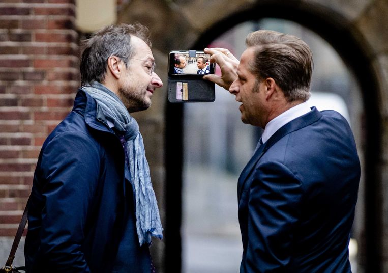 Eric Wiebes (L), minister van Economische Zaken en Klimaat met Hugo de Jonge, minister van Volksgezondheid, Welzijn en Sport.  Beeld ANP